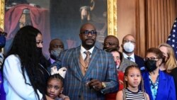 Filonis Flojd, brat Džordža Flojda, razgovara sa novinarima pre susreta sa Nensi Pelosi, predsedavajućom Predstavničkog doma, 25. maja 2021.