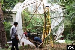 A group of artists from Phare Ponleu Selpak install a piece of art for the organization's 25th anniversary at the French Institute in Phnom Penh, April 4, 2019. (Phorn Bopha/VOA Khmer)