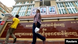 រូបឯកសារ៖ មនុស្ស​ម្នា​នាំ​គ្នា​ដើរ​កាត់​មុខ​​អគារ​តុលាការ​រាជធានី​ភ្នំពេញ ថ្ងៃទី១១ ខែធ្នូ ឆ្នាំ២០១៨។