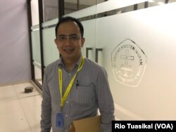 Rusli Ginting mengatakan pengalaman dengan teman-teman Muslim semasa sekolah telah mendorongnya untuk membeli kue. (Foto: VOA/Rio Tuasikal)
