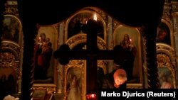Pravoslavni hrišćani u Crkvi svetih apostola Petra i Pavla u Beogradu, na Veliki petak, 6. april 2018. godine (Foto: Reuters/Marko Djurica)