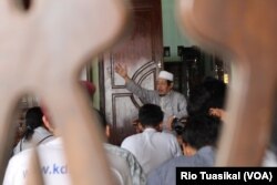 Rahmaddin Afif, tokoh Islam yang juga pengurus masjid Jauhar Yasfi, mengatakan nilai toleransi harus ditanamkan kepada kelompok muda. Sebab, mereka adalah generasi penerus. (Foto: VOA/Rio Tuasikal)