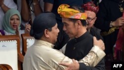 Prabowo Subianto (kiri) dan Joko Widodo