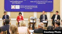 លោក Nick Beresford (បន្ទាប់ស្តាំបង្អស់) គឺជា​នាយក​គ្រប់គ្រង​កម្មវិធី​អភិវឌ្ឍន៍​សហប្រជាជាតិ UNDP ប្រចាំ​ប្រទេស​កម្ពុជា។