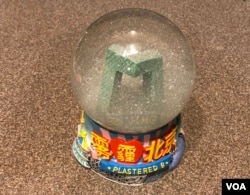 北京创可贴8商店出售的雪球式玩具显示被北京雾霾所笼罩的中国央视CCTV总部大楼。