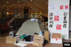 2019年7月11日，香港政府总部附近金钟地铁站出口的反送中抗议绝食者营地（美国之音记者申华拍摄）