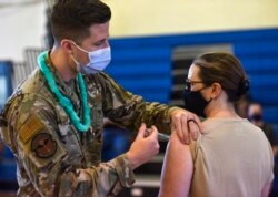 Unit medisHi ckam 15th Medical Group, menggelar vaksinasi massal COVID-19 di Pangkalan Gabungan Harbor-Hickam, 9 Februari 2021. (Foto: Departemen Pertahanan AS via AP)