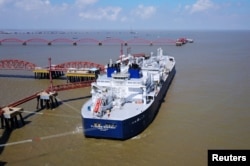 装载俄罗斯液化石油气的油轮2018年7月18日在中国江苏的南通港卸货。