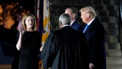 在特朗普总统注视下，美国最高法院大法官托马斯主持宣誓仪式，巴雷特宣誓就任美国最高法院大法官。(2020年10月26日)