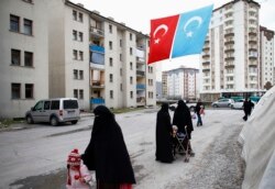 Perempuan pengungsi Uighur di kompleks berpagar di pusat kota Kayseri, Turki, 11 Februari 2015. (Foto: REUTERS/Umit Bektas)