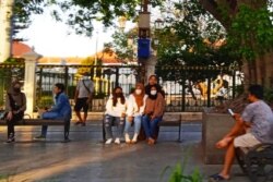 Sejumlah warga dan wisatawan masih terlihat di kawasan Nol Kilometer Yogyakarta. (Foto: VOA/Nurhadi)