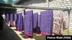 Industri Batik Rumah Tangga di Pamekasan, Madura. (Foto: VOA/Petrus Riski).