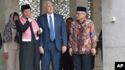 Wapres AS Mike Pence mendapat penjelasan dari Imam Masjid Istiqlal Nasaruddin Umar (kiri) didampingi Ketua Masjid, Muhammad Muzammil Basyuni (kanan) saat mengunjungi masjid Istiqlal di Jakarta, Kamis (20/4).