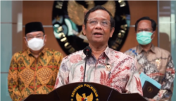 Menko Polhukam Mahfud Md bersama Komisioner Komnas HAM saat menggelar konferensi pers di Jakarta pada Kamis, 14 Januari 2021. (Foto: tangkapan layar YouTube Kemenko Polhukam RI)