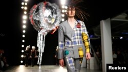 Peragaan busana pria ternyata cukup banyak diminati pengunjung.