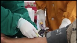 Petugas memeriksa anggota Polri yang akan menjadi donor plasma. (Foto: Humas Sardjito)