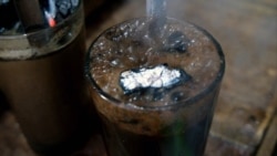 Kopi Joss yang dikenal masyarakat Yogyakarta dan sekitarnya dipercaya dapat menambah stamina dan menghilangkan masuk angin serta menghilangkan rasa pegal akibat kelelahan, Yogyakarta, 27 Oktober 2021. (Foto: VOA/Indra Yoga)