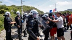 Policija i demonstranti na ulazu u Cetinje
