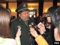 毛新宇面对记者们(視頻截圖)