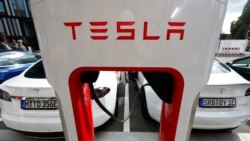 Logo perusahaan mobil Tesla pada peralatan supercharger V3 dalam presentasi sistem pengisian daya listrik baru di kampus EUREF di Berlin, Jerman 10 September 2020. (REUTERS / Michele)
