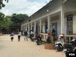 ទិដ្ឋភាពដ៏ស្ងប់ស្ងាត់នៅការិយាល័យបោះឆ្នោតមួយ នៅក្នុងក្រុងសៀមរាប ខេត្តសៀមរាប កាលពីថ្ងៃទី២៩ ខែកក្កដា ឆ្នាំ២០១៨។ (ធីតា វីន/VOA)