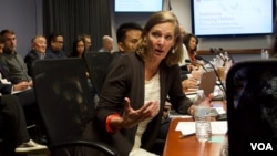 Dr. Janet Steele, Profesor Jurnalistik di George Washington University.