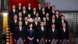 日本新首相岸田文雄（前排中）宣布组成新内阁（路透社2021年10月4日)