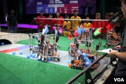 មនុស្ស​យន្ត​របស់​ក្រុម​កម្ពុជា​កំពុង​តែ​ប្រកួតប្រជែង​ជាមួយ​នឹង​ក្រុម​ផ្សេង​ទៀត​នៅ​ក្នុង​ការ​ប្រកួត​បញ្ជា​មនុស្ស​យន្ត​ជុំ​ទី​១​នៅ​សាល​សម្តែង​សិល្បៈ​ DAR Constitution Hall​ ក្នុង​រដ្ឋធានី​វ៉ាស៊ីនតោន​នៅ​ថ្ងៃ​ទី​១៧​ខែ​កក្កដា​ឆ្នាំ​២០១៧។ (ណឹម សុភ័ក្រ្តបញ្ញា/ VOA)