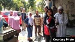 Dwi Wulandari, Minggu siang (19/5) tiba di kampung halamannya di Blitar. (Courtesy: Migrant Care)