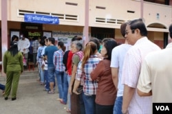 រូបឯកសារ៖ ទិដ្ឋភាពនៅការិយាល័យបោះឆ្នោតមួយនៅក្រុងកំពង់ចាម កាលពីថ្ងៃអាទិត្យ ទី២៨ ខែកក្កដា ឆ្នាំ២០១៣។ (ហេង រស្មី/VOA)