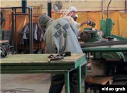 金属加工厂的犯人正在劳动。（视频截图）