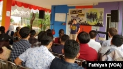 Mahasiswa dengan berbagai latar belakang pendidikan dan aktivitas sosial mengikuti sekolah Hak Asasi Manusia yang diselenggarakan Komisi Untuk Orang Hilang dan Korban Tindak Kekerasan (Kontras) mulai 12-26 Agustus di Jakarta. (Foto: VOA/Fathiyah)
