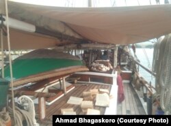 Buku-buku milik Shane Granger dan Maggie Macoun yang sedang dijemur karena basah, Jakarta, 23 Oktober 2018. (Foto: Ahmad Bhagaskoro / VOA)