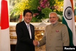 2014年9月1日，印度总理莫迪在东京国宾馆与日本首相安倍握手。