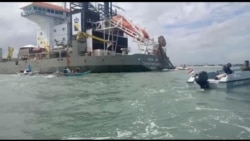 Aksi nelayan pulau Kodingareng saat berupaya menghalangi Kapal Queen of Netherlands melakukan pengerukan pasir laut di wilayah tangkap ikan nelayan (6 Juli 2020) Foto : WALHI Sulawesi Selatan