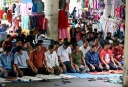 Shalat Jumat di Pasar Tanah Abang, Jakarta, 2 Juni 2017. (Foto: dok).