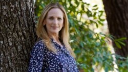 Aktris/produser Marlee Matlin di rumahnya, di La Canada Flintridge, California, Rabu, 7 April 2021. (AP Photo / Chris Pizzello)