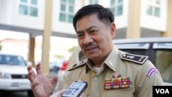 លោកឧត្ដមសេនីយ៍ ជួន ណារិន្ទ ផ្ដល់កិច្ចសម្ភាសដល់អ្នកសារព័ត៌មាន នៅក្រោយបិទបញ្ចប់មហាសន្និបាតប្រចាំឆ្នាំរបស់នគរបាលជាតិ ក្នុងបរិវេណក្រសួងមហាផ្ទៃ រាជធានីភ្នំពេញ កាលពីថ្ងៃទី០៦ ខែកុម្ភៈ ឆ្នាំ២០១៨។ (អូន ឆេងប៉រ/VOA)