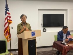 អ្នកស្រី មូរ សុខ​ហួរ អនុប្រធានអតីត​គណបក្សសង្គ្រោះជាតិ ក្នុង​វេទិកា​សាធារណ:ជួបជាមួយ​អ្នកគាំទ្រ នៅ​ក្នុង​បណ្ណាល័យ​ Tyson Pimmit Regional Library នៅក្នុង​ទីក្រុង​ Falls Church រដ្ឋ Virginia កាល​ពីថ្ងៃ​ទី២៣ ខែកញ្ញា ឆ្នាំ ២០២១។ (សឿន វឌ្ឍនា/វីអូអេ)