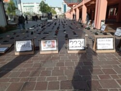 Rimski trg u Podgorici prekirven obućom i porukama u okviru performansa da se ilustruje koliko je ljudi u Crnoj Gori preminulo od koronavirusa (Foto: VOA/Sanja Novaković)