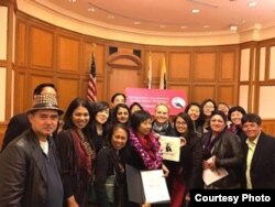 Hediana Utarti (tengah) bersama teman-teman AWS, Indonesian Community Outreach Committee, dan KJRI SF (dok: Hediana Utarti)