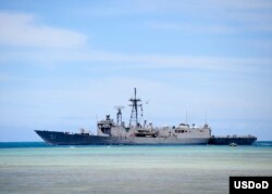 停泊在珍珠港的美国海军盖瑞号导弹护卫舰。（2014年7月9日）