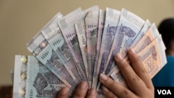 រូបឯកសារ៖ ប្រាក់រៀលដែលជារូបិយបណ្ណជាតិរបស់ប្រទេសកម្ពុជា ត្រូវបានដាក់បង្ហាញនៅក្នុងហាងប្តូរប្រាក់មួយ កាលពីថ្ងៃទី១៣ តុលា ឆ្នាំ២០២០ ក្នុងរាជធានីភ្នំពេញ ប្រទេសកម្ពុជា។ (ទុំ ម្លិះ/វីអូអេ)