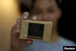 David Christian, pendiri Evoware, memperlihatkan sabun yang dibungkus plastik terbuat dari rumput laut, 26 Oktober 2017.