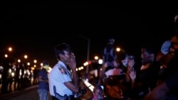 ប៉ូលិស​ម្នាក់​បាន​ព្រមាន​ដល់​ក្រុម​បាតុករ​ដែល​បាន​នាំ​គ្នា​បិទ​ផ្លូវ​ល្បឿន​លឿន​មួយ ឲ្យ​ចាកចេញ​ពី​ទីនោះ បើ​មិន​ដូច្នោះ​ទេ​នឹង​ត្រូវ​ប៉ូលិស​ចាប់​ខ្លួន។ ការ​តវ៉ា​នេះ​ត្រូវ​បាន​ធ្វើ​ឡើង​កាល​ពី​ថ្ងៃ​សៅរ៍ ទី​១៣ ខែមិថុនា ឆ្នាំ​២០២០ នៅ​ក្បែរ​ភោជនីយដ្ឋាន Wendy ក្នុង​ទីក្រុង Atlanta រដ្ឋ​ Georgia ដែល​ជា​កន្លែង​ដែល​លោក Rayshard Brooks ត្រូវ​បាន​បាញ់​សម្លាប់​ដោយ​ប៉ូលិស​កាល​ពី​ល្ងាច​ថ្ងៃ​សុក្រ។