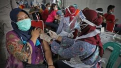 Sekitar 3.500 pekerja dan warga di Kawasan Berikat Nusantara di Cakung, Jakarta, divaksinasi tanggal 1 Juli lalu ketika pemerintah menggiatkan vaksinasi warga. (Courtesy: BNPB)