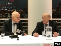 孔杰荣和傅高义在讲台上 (美国之音方冰拍摄)
