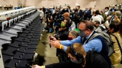 Novinari i fotografi snimaju mašine za sortiranje glasova u centru za obradu glasova poštom u Filadelfiji, 26. oktobra 2020.