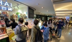 港岛区金钟阿布泰分店4月10日下午顾客大排长龙 (美国之音/汤惠芸)