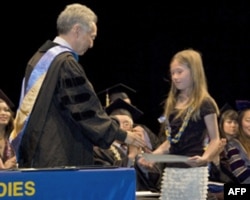 许多受奖人已不在人世。一名十岁的女孩代祖父领取毕业证书。